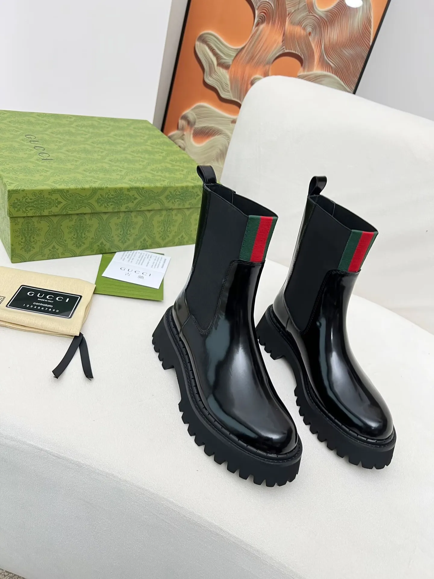 👟👟Ex-factory price 600👟👟 2025 latest version of Gucci GUCCI versatile Martin boots, easy to put on and take off, brand webbing color matching Heel height: 5cm Fabric: cowhide/open edge beads Inner/foot pads: black cowhide 🐂 Outsole is made of foam outsole Color: black Code number: 34-40. 34 and 41 42 Need to be customized Packaging: Comes with card and cloth bag.